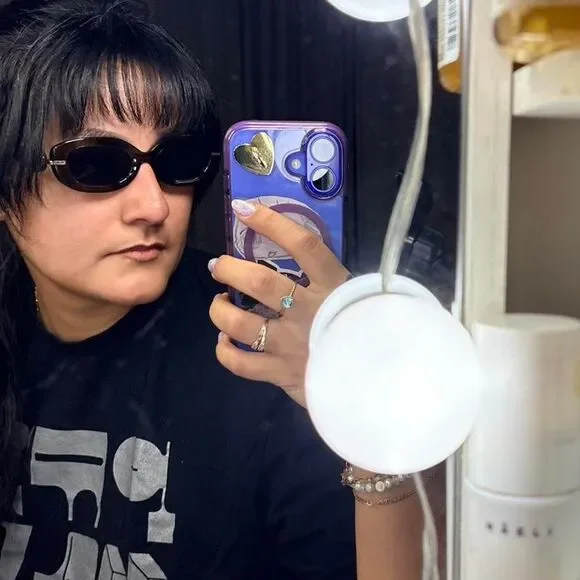 American-vintage Women's Black and Grey Sunglasses - Picture 6 of 6